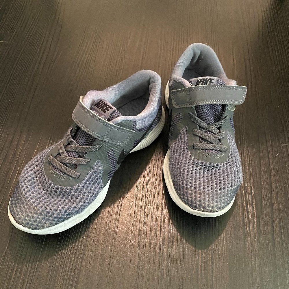 Nike Boys' Revolution 4 (PSV) Running Shoe
